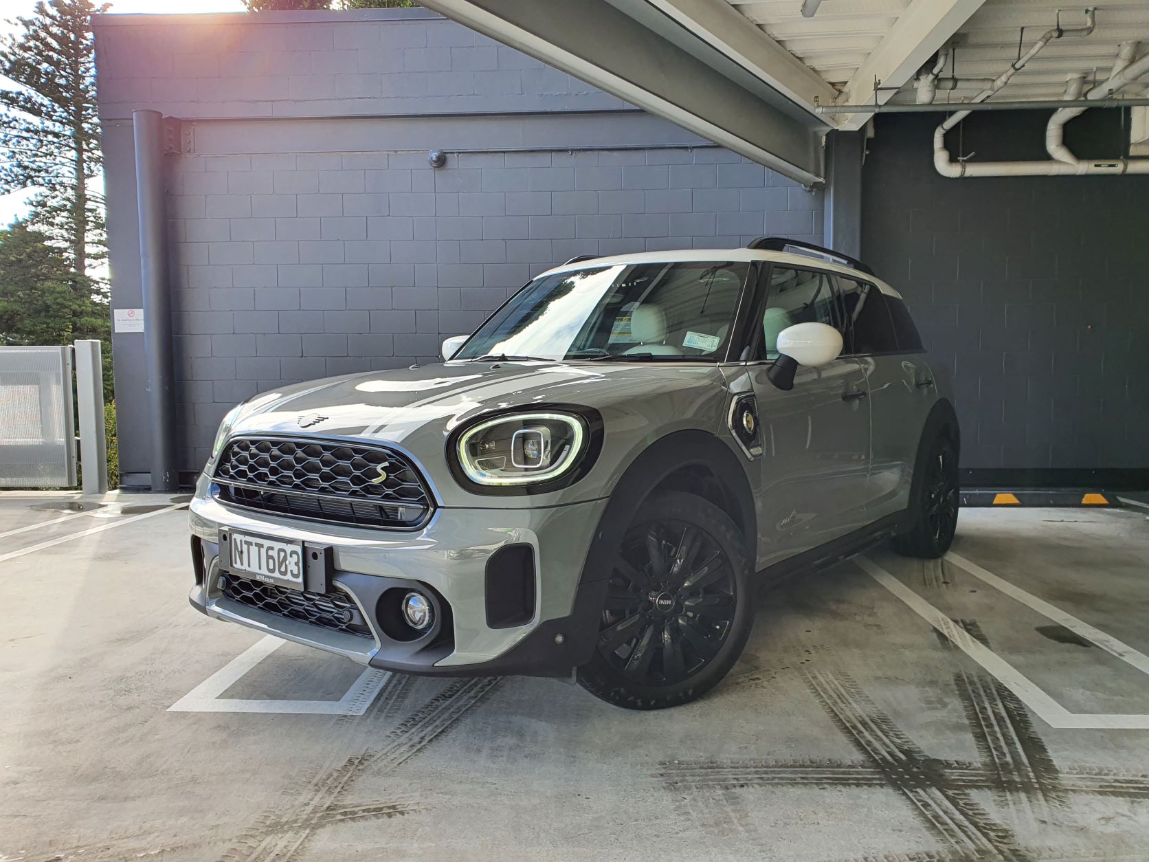 Front three quarters view of the Mini Countryman Cooper S E All 4
