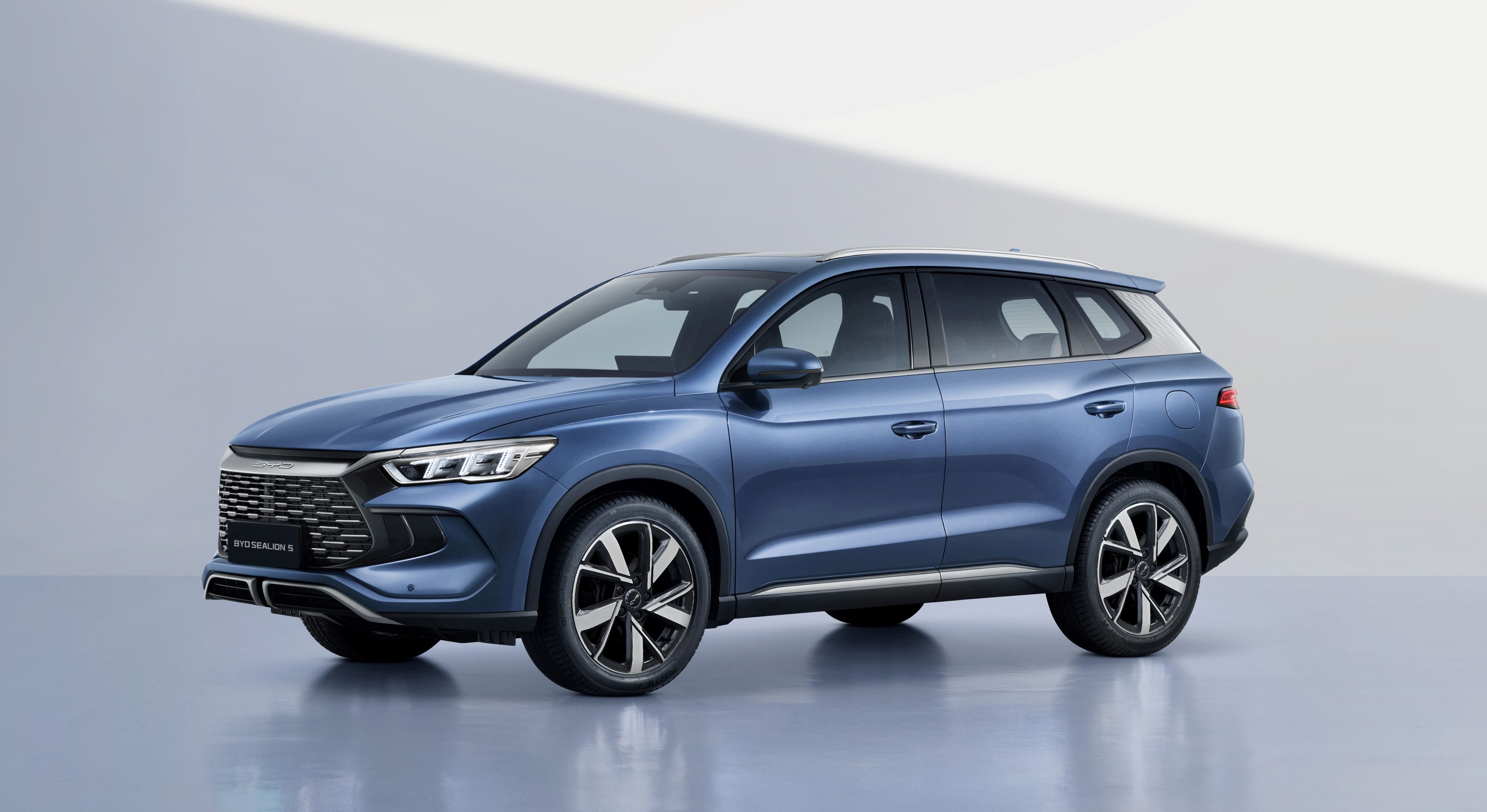 Front three quarters view of  BYD Sealion 5 in Blue.